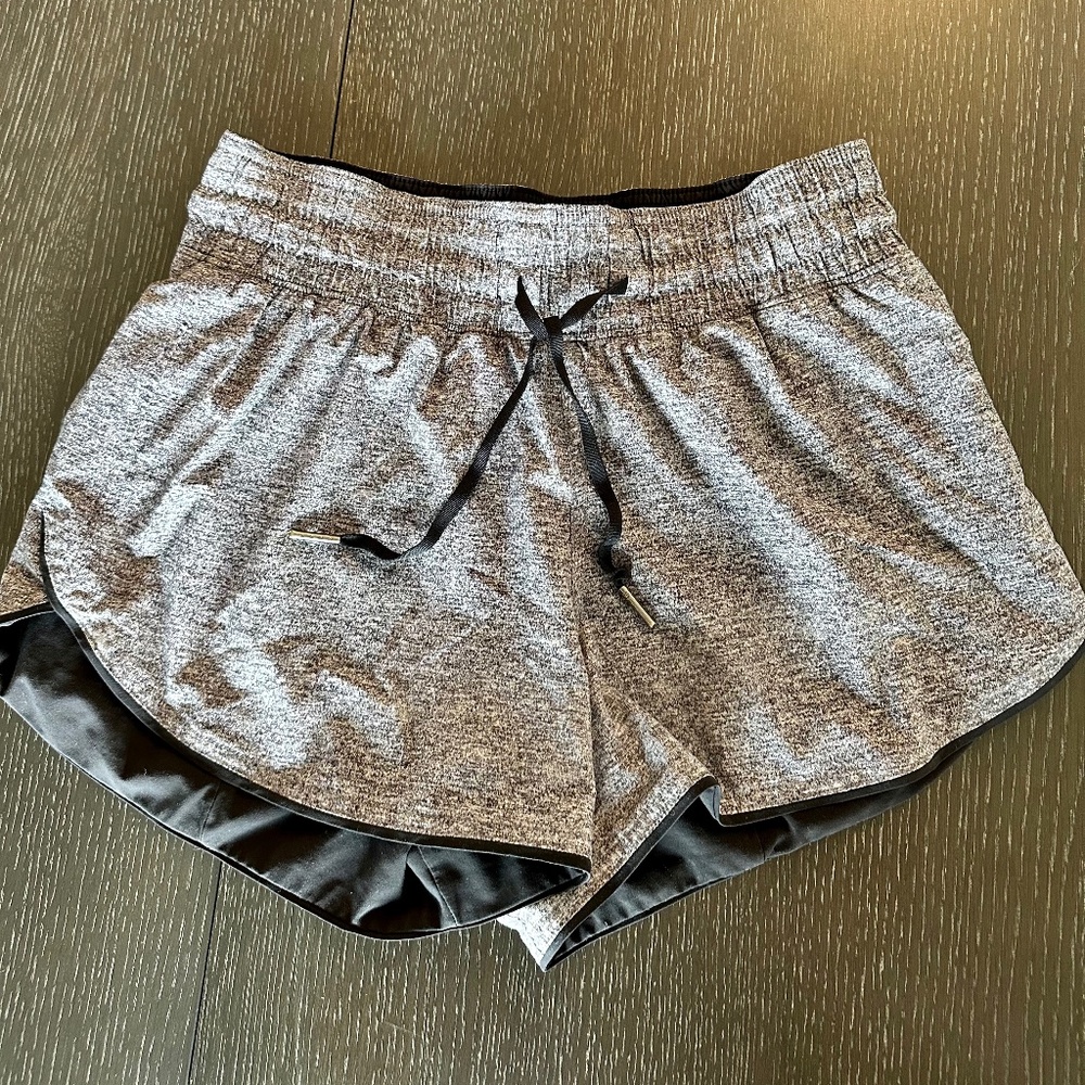 Lululemon Choose a Side Reversible mid-rise 3” short size 4